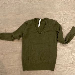 Dark green. Cashmere sweater. Babaton from aritzia. Xs